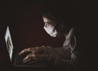 W jakiej odległości wiercić otwory pod zawiasy?