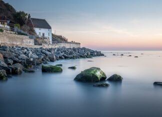Czy telewizor może być podłączony do przedłużacza?