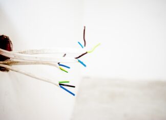 Jak zamontować gniazdko elektryczne w styropianie? Jak zamontować gniazdko elektryczne w styropianie?